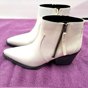Circus by Sam Edelman Womens White Whistler Ankle Boots Pointed Toe Studs Size 7